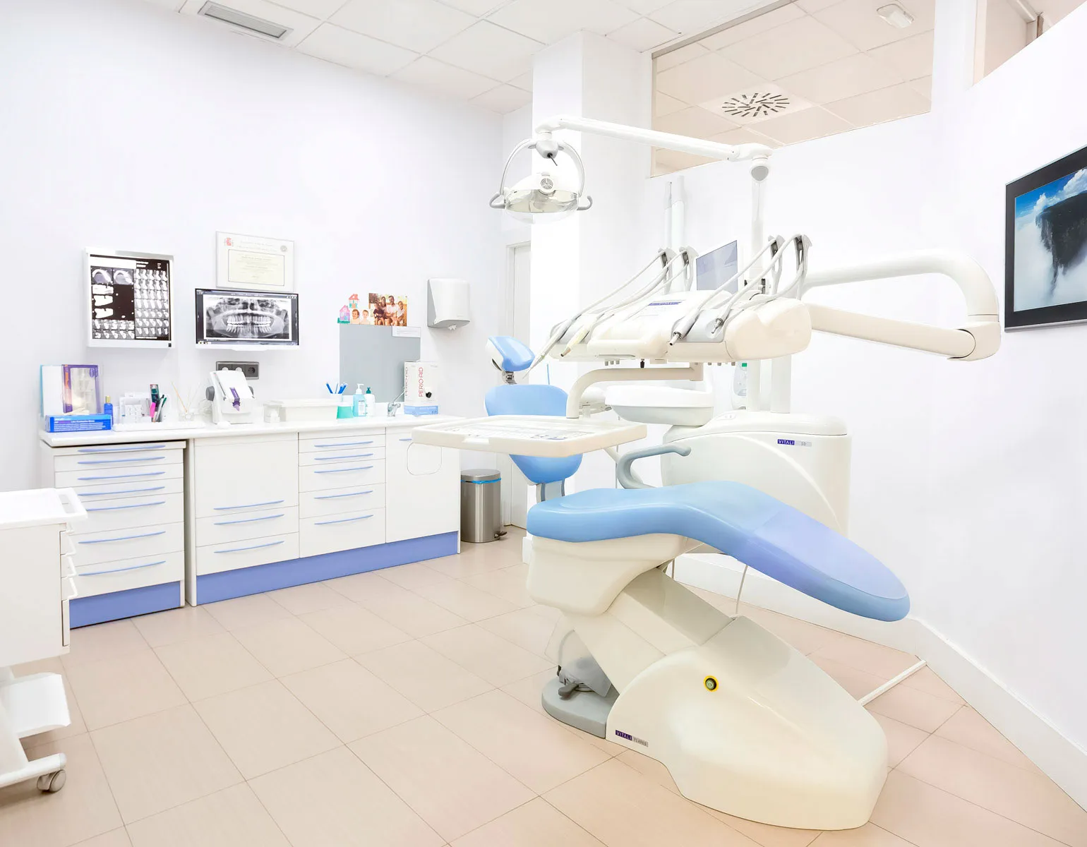 Gabinete dental equipado con la última tecnología